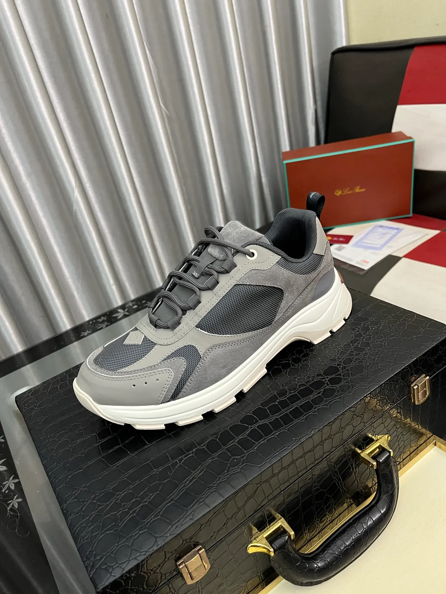 Men's shoes 💰520 ⌚️⌚️ Loro Piana's classic popular lp top version of Pili casual shoes. It turns out that these are the casual shoes that are said to be able to walk 20,000 steps without tiring your feet. This pair has both good looks and feel. You will be completely lost as soon as you step on it ~ The minimalist design is eye-catching and durable, and it is a bonus for dressing. The soft feeling on the feet has outstanding texture, and it is very nice without abrasion on the feet. The soft and waxy soles make it easy to wear for daily use for a long time. Who can resist a pair of versatile and good-looking loafers? Don't be too elegant at all, the feel and texture of the feet are good, the key is to make the legs look longer and not tire the feet, the main thing is that it is just right!        Material: Original cowhide Lining: Original sheepskin Outsole: Original sole Size: 38-44